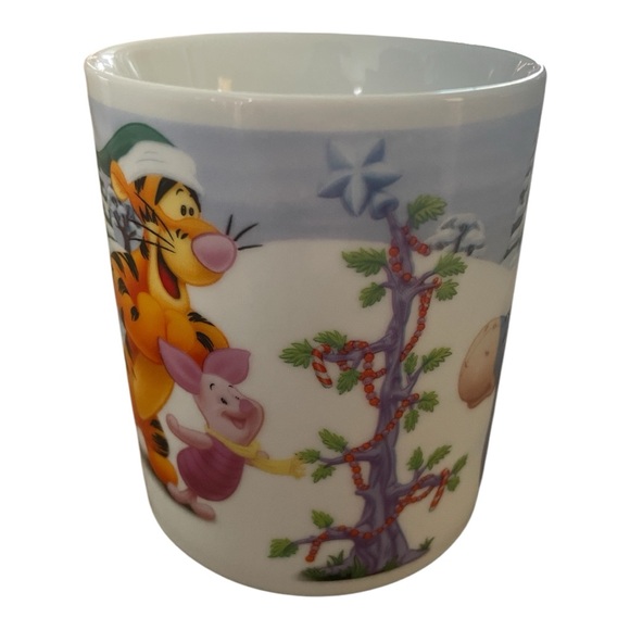 Winnie the Pooh Xmas Mug - Picture 3 of 5